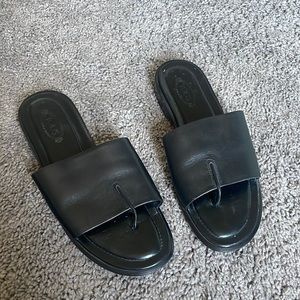 Tods black leather shoes